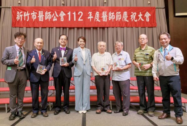 市長高虹安受邀出席，頒發獎座表揚25位於醫界服務逾40年的醫師. 新竹市政府提供