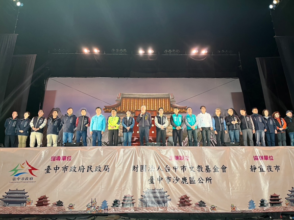 紙風車劇團昨在台中市沙鹿區靜宜夜市演出經典戲碼《三國奇遇》，帶著大家一起穿越時空。台中市政府提供