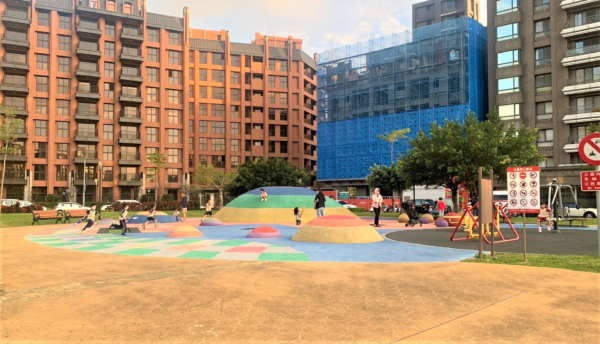 林口區的市17公園跳跳糖兒童遊戲場則是以開放空間及大地遊戲為新潮概念的公園，多樣配色搭配綿延起伏的規劃，適合大小朋友們均可在園中盡情放電奔跑，達到親子同樂。新北市政府提供