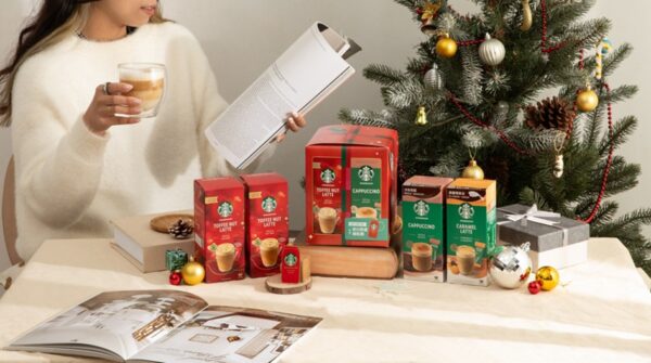星巴克家享咖啡將「太妃核果風味拿鐵」化身為即溶隨手包，只要加入熱水，在家輕鬆就能做出聖誕佳節經典暢銷風味飲品