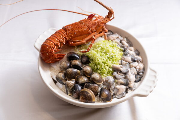 「游水活龍蝦海鮮粥」被譽為老饕經典菜。/業者提供