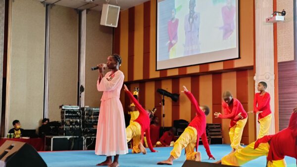 ACC 非洲小朋友在舞台上，載歌載舞精湛演出。圖/台灣區觀光會聯合會提供