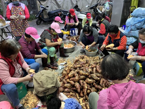 2023心有所薯-八德區蕃薯嘉年華活動，由上百名志工將4,000斤地瓜削皮製作美味料理。圖/八德區公所提供