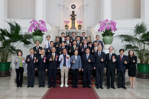 榮獲第31屆中華建築金石獎首獎,以及優良公共建設/優良空間活化類-施工組金石獎,並獲得總統蔡英文接見予以勉勵。圖:高雄市政府都市發展局