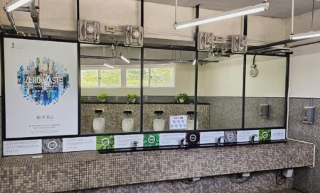 和平島公廁_植栽感應式水龍頭與几淨的窗戶。圖／北觀處提供