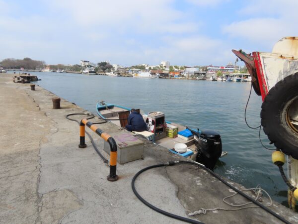 安平漁船站使用汽油機舢舨加九二無鉛汽油中。發布單位：臺南市漁港及近海管理所