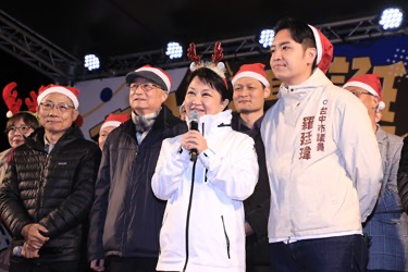  盧市長祈願：讓市民更幸福。圖／台中市政府民政局