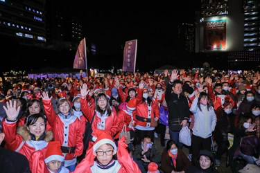 2023台中好聖誕-穌哥歡樂派」平安夜聖誕晚會現場邀集1,003名聖誕老人。圖／台中市政府民政局