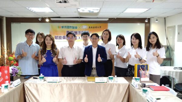 【華信國際醫藥攜手嘉南藥理大學（賦能偏鄉社區✕築夢幸福家園），給予偏鄉民眾遠距醫療的機會（圖／華信國際醫藥提供）】