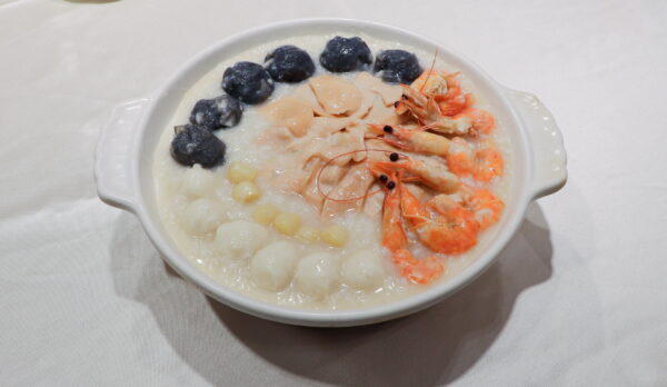 用「砂鍋鮑魚干貝粥」宴客絕對有面子。業者提供