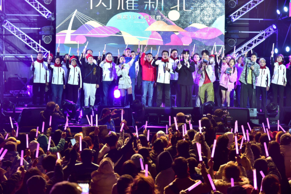 劉和然率市府團隊在淡水漁人碼頭與市民一同欣賞煙火秀,盼以璀璨煙火迎向2024,也讓大家在歲末留下浪漫回憶。圖/新北市政府