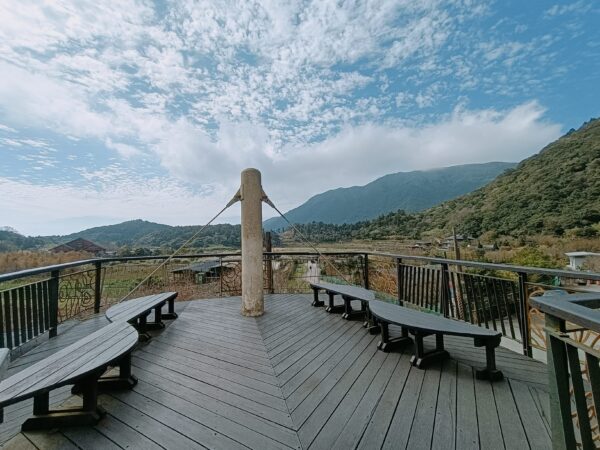 走上竹子湖戀戀花觀景臺，便能一覽遠方美景。圖／臺北市政府工務局大地工程處
