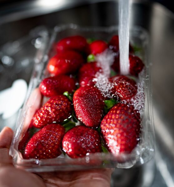 可以用大量的清水沖洗讓草莓乾淨。圖／Unsplash.com
