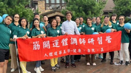 ▲筋開運無痛撥筋中心創辦人鄭美凉與體調師團隊合影。圖/青操食品 提供