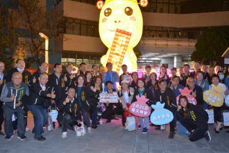 現場來賓與主燈財神龍大合照。圖／板橋區公所