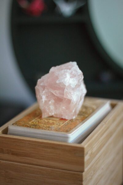 在家中佈置財寶水晶，這些寶石被認為有助於提升財氣。圖／Unsplash.com