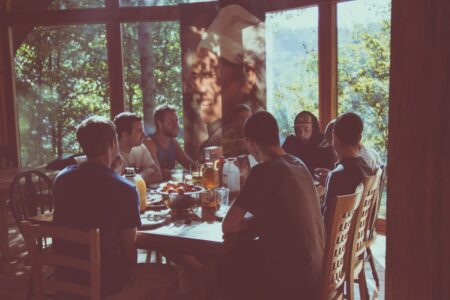 過年三個不易引起尷尬的話題：出遊經驗、美食和健康狀況。圖／Unsplash.com