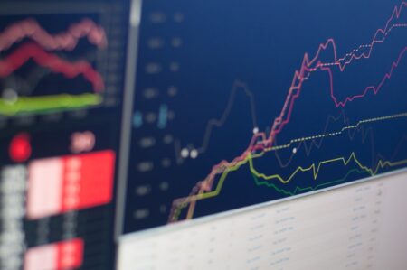 開市大吉：- 台積ADR溢價20%：科技領軍、落後補漲、特定拉抬下，台積ADR春節期間狂漲。圖／Unsplash.com