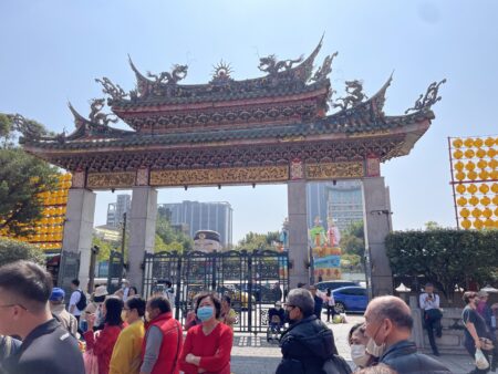 龍山寺拜拜。圖／Chulichun