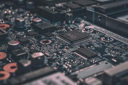 降息風險攀升，科技巨頭面臨挑戰。圖／Unsplash.com