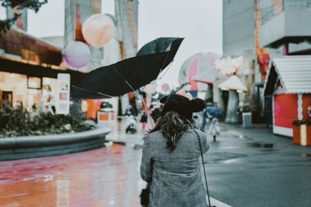 臺灣將受到東北風增強的影響，各地將迎來強陣風與局部降雨。圖／ abi ismail