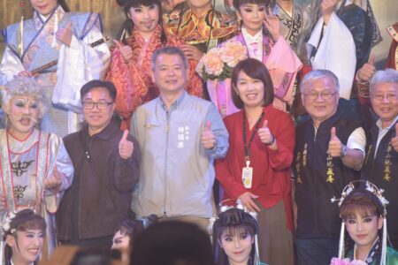 明華園日字戲劇團與貴賓大合照