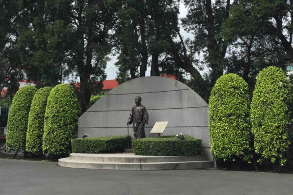 南僑創辦人銅像花園廣場。圖／南橋生活體驗館官網