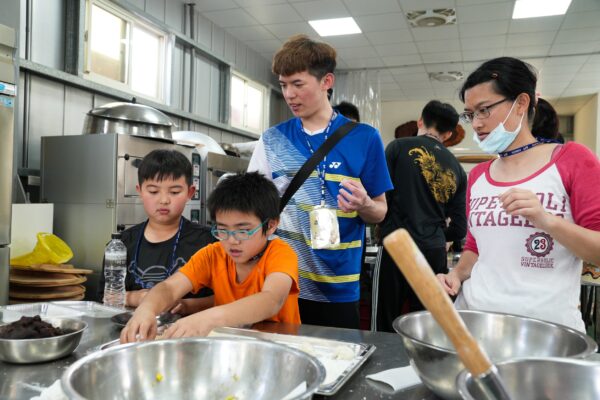 現場教授製作麻糬、蔥油餅等經典農牧手作美食