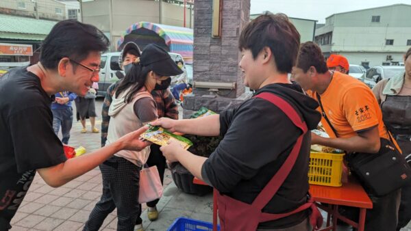 ▲青操食品3月16、17日連兩天在拱天宮香客大樓餐廳前發放燉飯。（圖／青操食品提供）