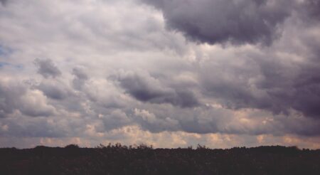 今、明兩天也將易受局部霧或低雲影響。圖／Unsplash.com