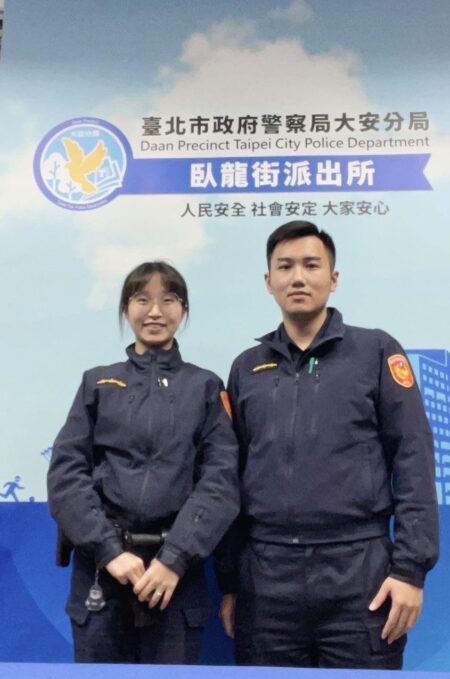 臺北市大安分局臥龍街派出所警員莊月馨、顏大敔。圖／台北市政府