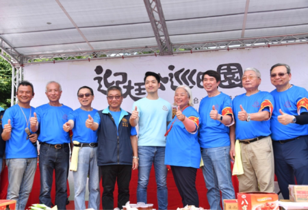 臺北市長蔣萬安和多位市議員在貓空茶推廣中心迎接尪公神轎到臨。圖／臺北市政府秘書處媒體事務組