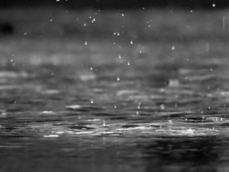 鋒面影響，易有短延時強降雨，今(23)日中部以北地區有局部大雨發生的機率。圖／Unsplash.com