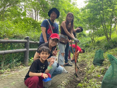 家庭志工們共同合力挖掘排水導溝。 引導小志工觀察落葉脈絡及觸摸葉子的形狀。 引導小志工觀察落葉脈絡及觸摸葉子的形狀。 小志工專心尋找蚯蚓，放入觀察盒近距離學習觀察蚯蚓構造。 小志工專心尋找蚯蚓，放入觀察盒近距離學習觀察蚯蚓構造。 家庭志工為種植新苗預定地區鬆土。 家庭志工為種植新苗預定地區鬆土。圖／新北市政府社會局