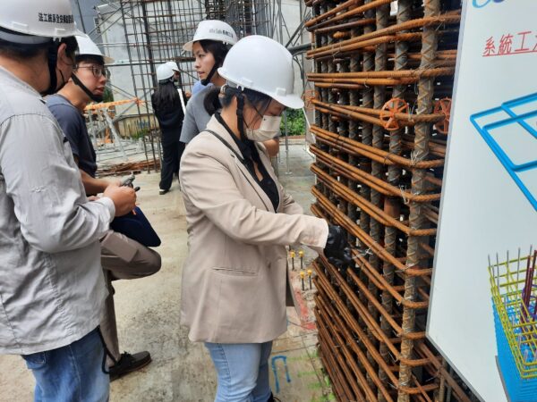 ▲共同體驗工地現場綁鋼筋，採用「戴雲發Alfa Safe耐震系統工法」在工地只需簡單操作就可達到完美施工品質及提升建築抗震韌性。