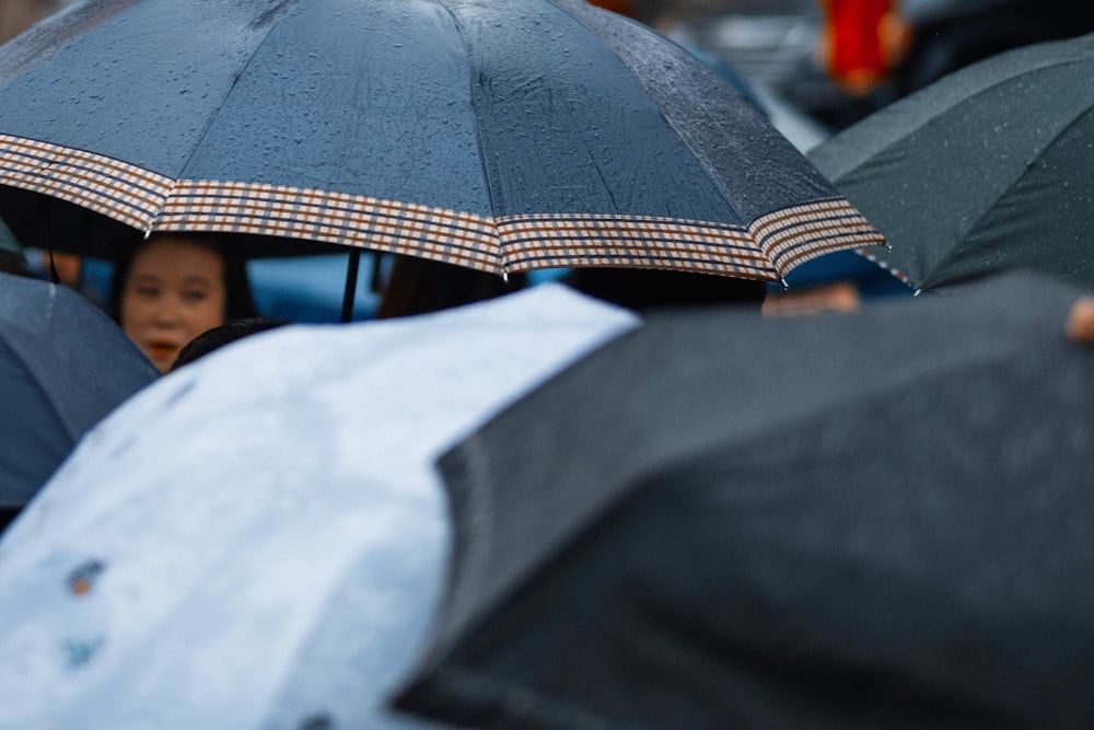 天氣＞今鋒面影響有大雨特報，上班出門應備雨具