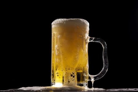 除酒精類外，「飲酒過量，有害（礙）健康」 一、酒後不開車，安全有保障。 二、飲酒過量，害人害己。 三、未滿十八歲禁止飲酒。 圖／engin akyurt