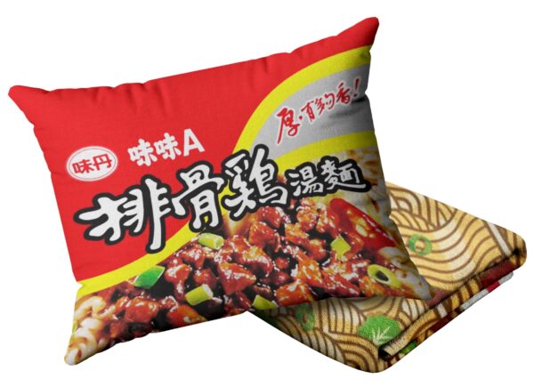 ▲ 毯子上還有蔥花跟焦香肉塊圖素,認真還原排骨雞特色~