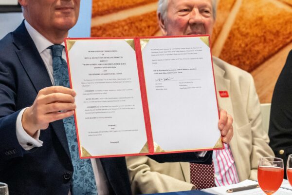 我國駐英國台北代表處姚金祥代表與英國在台辦事處鄧元翰(John Dennis)代表簽署臺英有機產品相互承認瞭解備忘錄，完成有機同等性相互承認。圖／農糧署