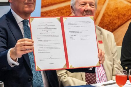 我國駐英國台北代表處姚金祥代表與英國在台辦事處鄧元翰(John Dennis)代表簽署臺英有機產品相互承認瞭解備忘錄，完成有機同等性相互承認。圖／農糧署