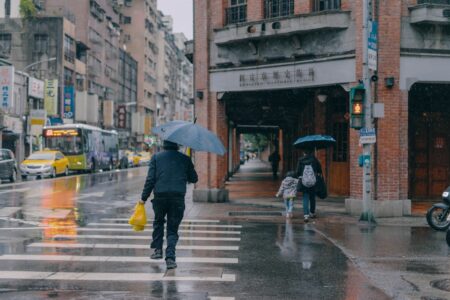 今各地區為多雲，午後有局部短暫雷陣雨。圖／unsplash.com