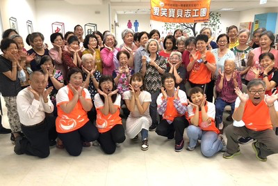 愛笑瑜伽志工團隊設計愛笑。圖／新北市政府社會局老人福利科
