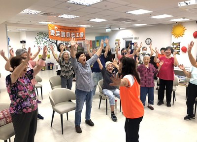 參與愛笑瑜伽帶動唱,長輩們笑得樂開懷。圖/新北市政府社會局老人福利科
