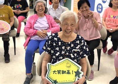 據點最高齡,92歲的招治阿嬤(前者)表示每天來據點是最期待的活動。圖/新北市政府社會局老人福利科