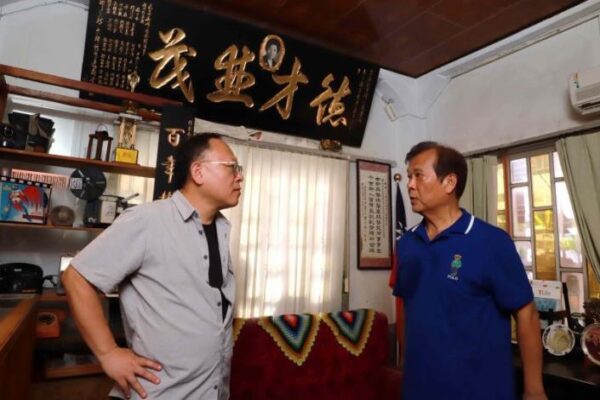 文化部長史哲(左)訪視由華視與東森電視合製的劇集《阿叔》拍攝場景。圖/文化部