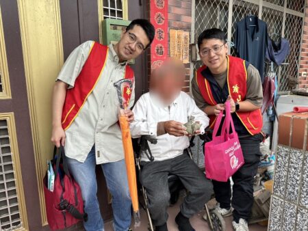 YouTuber「隔壁老翁」翁紹輝，與金寧鄉盤山村的帝王商店陳守富攜手做公益，捐贈華山基金會120顆愛心肉粽。