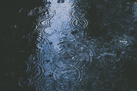 西半部地區在清晨至上午有零星短暫陣雨。圖／unsplash.com