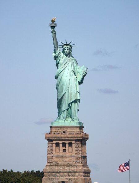 全球資金持續流入美國科技藍籌股，美股市場表現強勁。圖／unsplash.com