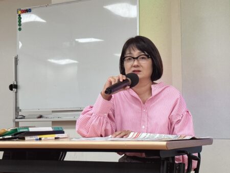 ▲陳寶玲於記者會上說明，公司官網已被癱瘓，電子郵件信箱、兩部手機都遭受遠端「暗黑科技」控制，合理懷疑個資遭駭外洩，被有心人士監控，長期下來身心俱疲。