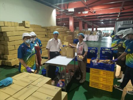 ▲青操食品捐助7200包白沙屯媽祖聯名養生飯至花蓮，宜蘭縣議員邱素梅也到場協助裝箱。（圖／青操食品提供）